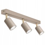 Lampa sufitowa Spoti z trzema reflektorami w kolorze kaszmiru z metalowymi złotymi detalami. Reflektory mają cylindryczny kształt i są zamontowane na prostokątnej podstawie. Produkt wisi poziomo, na białym tle.