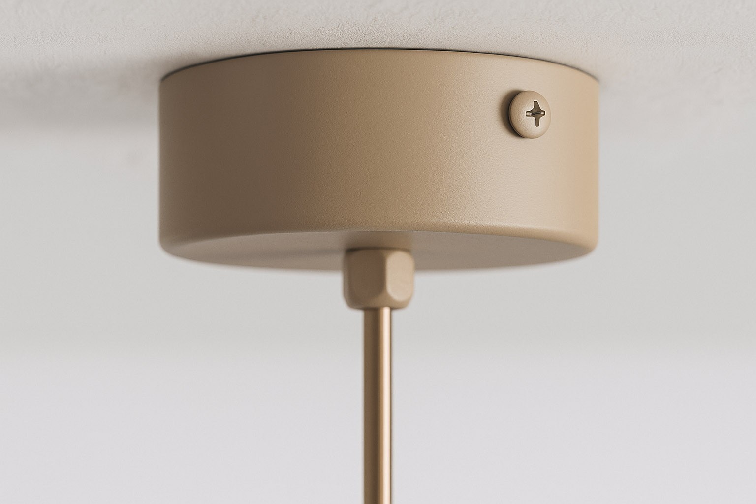 Beżowy uchwyt lampy wiszącej Felix z metalowym wykończeniem, zamontowany na suficie. Widoczny element mocujący w formie śruby, prosty design. Lampa przeznaczona do żarówki E14, zapewnia eleganckie oświetlenie wnętrza.