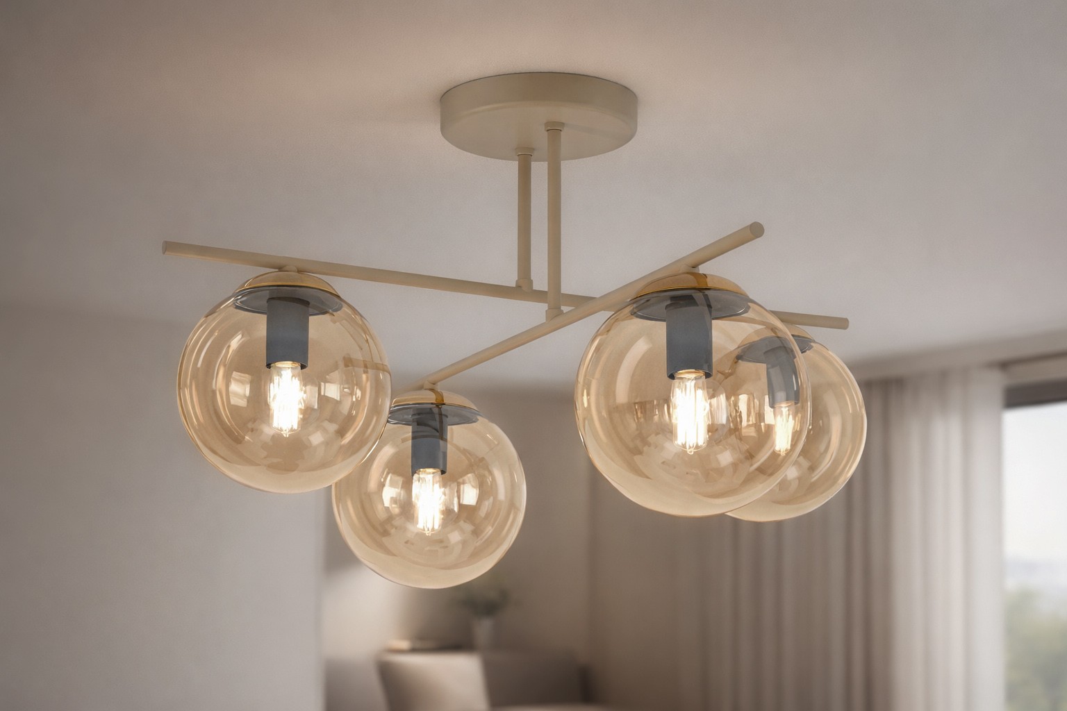 Beżowa lampa sufitowa Felix z czterema bursztynowymi kloszami, mocowana na prostokątnej podstawie. Klosze mają okrągły kształt, a źródła światła E14 są widoczne wewnątrz. Lampa wisi w nowoczesnym wnętrzu z jasnym tłem.