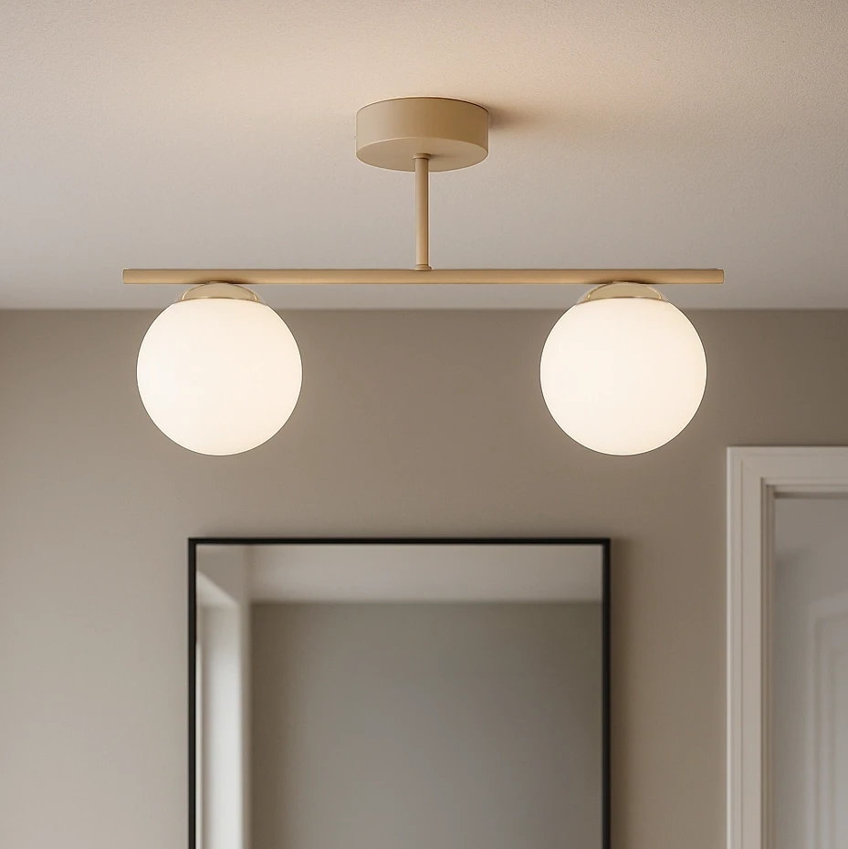 Lampa sufitowa Savia w kolorze beżowym i białym, z dwoma okrągłymi kloszami z mlecznego szkła. Ujęcie frontalne, zamontowana na suficie, z prostym, minimalistycznym designem. Widoczny metalowy uchwyt w kolorze beżowym.