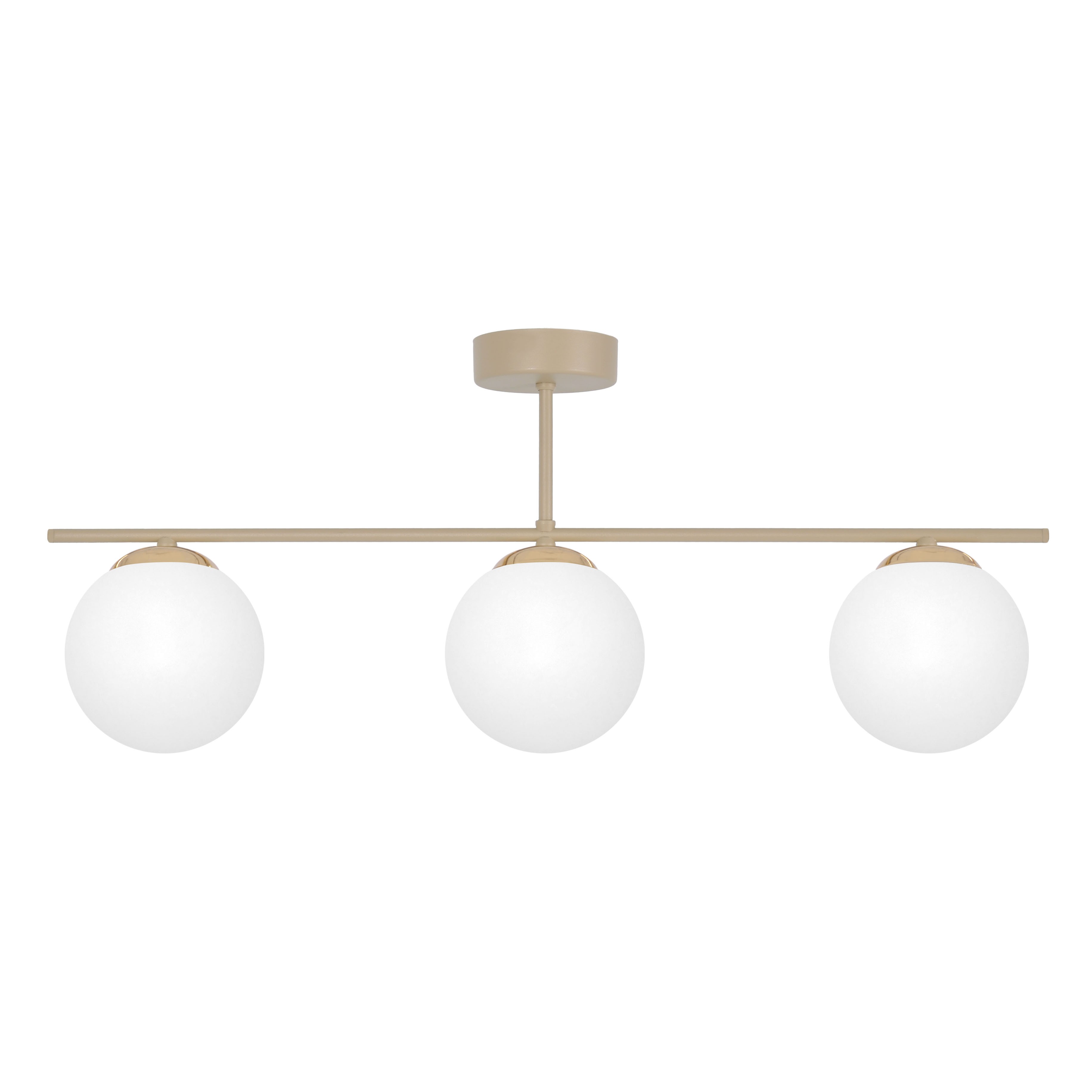 Beżowa lampa sufitowa Savia z trzema kulistymi kloszami w kolorze białym, zamontowana na prostokątnej podstawie. Ujęcie frontalne, produkt wisi na suficie. Wymiary kloszy i ich rozmieszczenie podkreślają minimalistyczny styl.