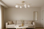 Beżowa lampa sufitowa Savia z sześcioma oprawami E14, z białymi kloszami w kształcie kul, zamontowana na złotej konstrukcji, wisząca w jasnym wnętrzu. W tle widoczna kanapa w neutralnych odcieniach i okrągły stół z dekoracjami.