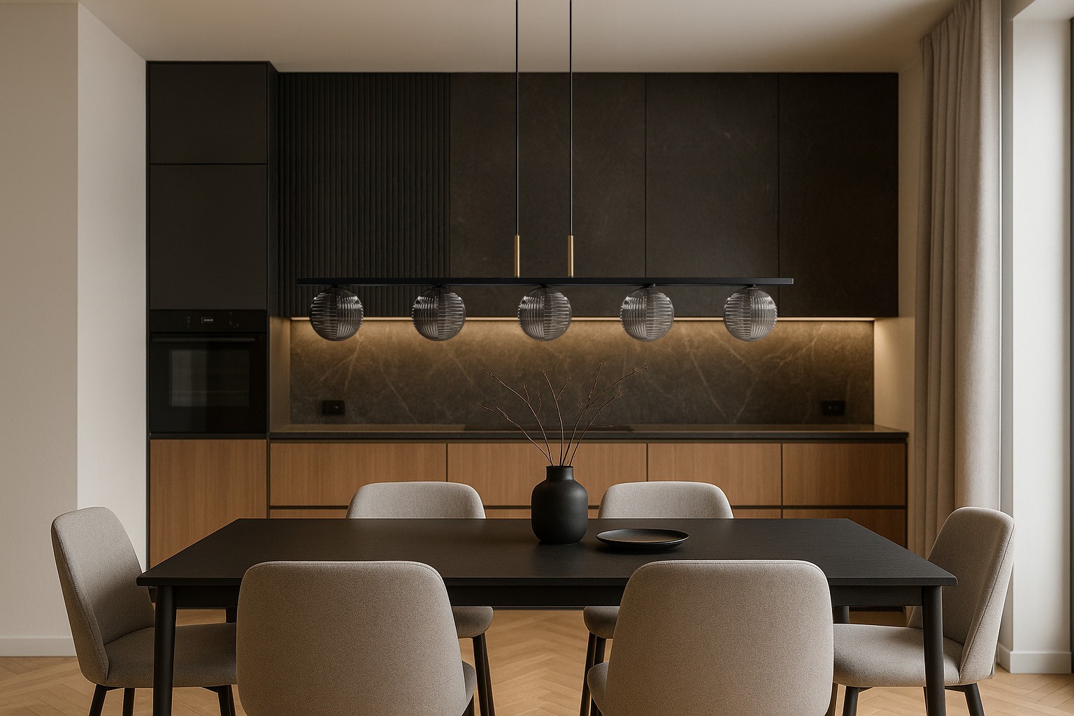 Lampa wisząca Fado w kolorze czarnym i grafitowym, składająca się z pięciu żarówek G9. Posiada okrągłe, teksturowane klosze zawieszone na cienkiej ramie. Zawieszona nad czarnym stołem w kuchni, w otoczeniu jasnych mebli i naturalnych materiałów.