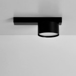 Cruz lampa sufitowa 1xGX53 w kolorze czarnym, o cylindrycznym kształcie, zamontowana na prostokątnej podstawie. Widoczna matowa klosz z białym wnętrzem, umieszczona na jasnym tle.