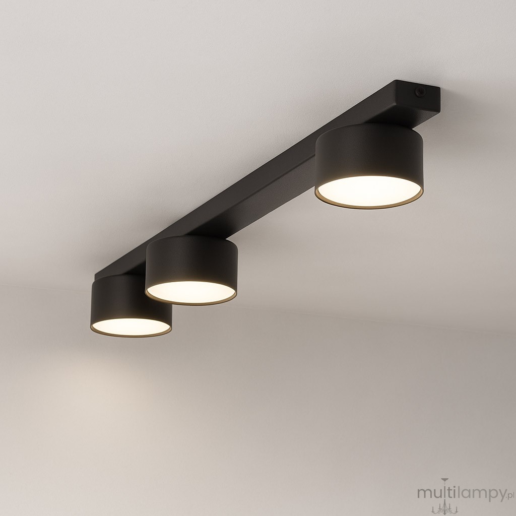 Cruz lampa sufitowa w kolorze czarnym z trzema okrągłymi oprawami na żarówki GX53. Montowana na suficie, o prostym, nowoczesnym designie. Widać gładką powierzchnię i delikatne wykończenie ramy.