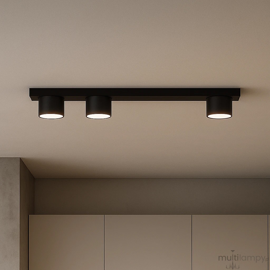 Cruz lampa sufitowa 3xGX53 w kolorze czarnym, zamontowana na suficie, z trzema cylindrycznymi kloszami, każdy z widoczną żarówką. Prosty, nowoczesny design, idealna do oświetlenia wnętrz.