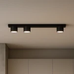 Cruz lampa sufitowa 3xGX53 w kolorze czarnym, zamontowana na suficie, z trzema cylindrycznymi kloszami, każdy z widoczną żarówką. Prosty, nowoczesny design, idealna do oświetlenia wnętrz.
