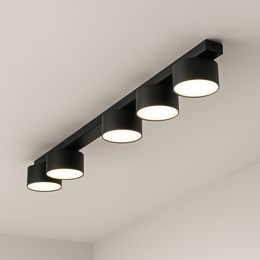 Lampa sufitowa Cruz 5xGX53 w kolorze czarnym, z pięcioma okrągłymi kloszami LED, zamontowana na prostokątnej, metalowej ramie. Widok z dołu, klosze emitują ciepłe światło, otoczone prostą, białą powierzchnią sufitu.