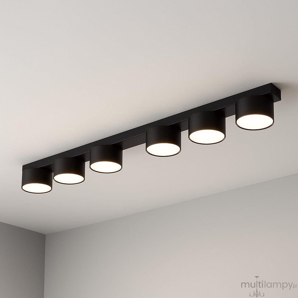 Cruz lampa sufitowa w kolorze czarnym, z sześcioma okrągłymi kloszami na żarówki GX53, zamontowana równolegle do sufitu. Prosta, nowoczesna forma, idealna do oświetlenia wnętrz.