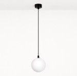 Lampa wisząca Aspen z jednym źródłem światła G9, w kolorze czarnym z białym kloszem. Okrągły, matowy klosz zawieszony na cienkim, czarnym przewodzie. Prosta, nowoczesna forma, montowana do sufitu. Tło białe.