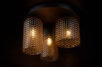 Lampa sufitowa Capri w kolorze czarnym z trzema kloszami bursztynowymi, wykonanymi z fakturowanego szkła. Ujęcie z dołu, z widocznymi źródłami światła w kloszach. Klosze mają okrągły kształt i są osadzone na okrągłej podstawie.