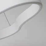 Biała lampa wisząca LED Mirabella 90 o mocy 48W, widok zbliżeniowy na górną część klosza o gładkiej, matowej fakturze. Lampa ma nowoczesny, zaokrąglony kształt, zawieszona na cienkim drucie. Tło jasnoszare, co podkreśla elegancję produktu.