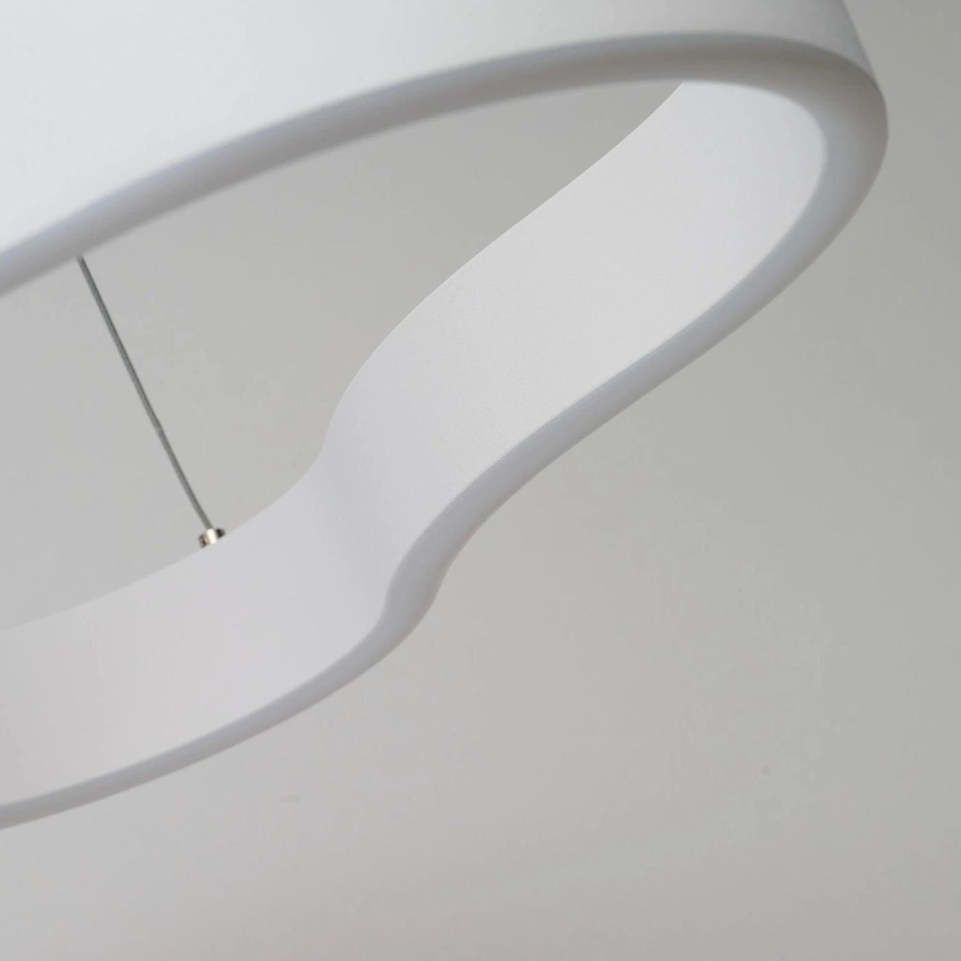 Lampa wisząca LED Mirabella 120 o mocy 60W w kolorze białym. Ujęcie z boku, pokazujące gładką, matową powierzchnię klosza oraz detal zawieszenia. Minimalistyczny design, idealna do nowoczesnych wnętrz.