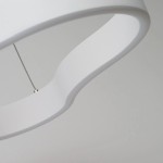 Lampa wisząca LED Mirabella 120 o mocy 60W w kolorze białym. Ujęcie z boku, pokazujące gładką, matową powierzchnię klosza oraz detal zawieszenia. Minimalistyczny design, idealna do nowoczesnych wnętrz.