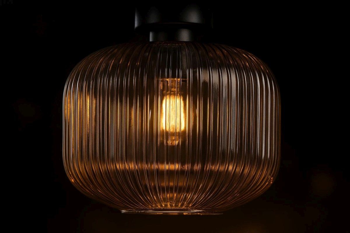 Lampa sufitowa Clark D30 z czarnym mocowaniem i bursztynowym kloszem o żebrowanej fakturze, z widoczną żarówką E27, zawieszona w ciemnym tle, w pozycji wiszącej. Idealna do nowoczesnych wnętrz.