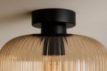 Lampa sufitowa Clark D30 z jednym gniazdem E27, o czarnej podstawie i bursztynowym, żłobkowanym kloszu. Ujęcie z góry, ukazujące szczegóły klosza oraz mocowanie do sufitu. Idealna do nowoczesnych wnętrz.