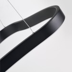 Lampa wisząca LED Mirabella 90 w kolorze czarnym, o mocy 48W. Posiada nowoczesny, smukły kształt z matowym wykończeniem, zawieszona na cienkich linkach. Zdjęcie ukazuje detal górnej krawędzi lampy na jasnym tle.