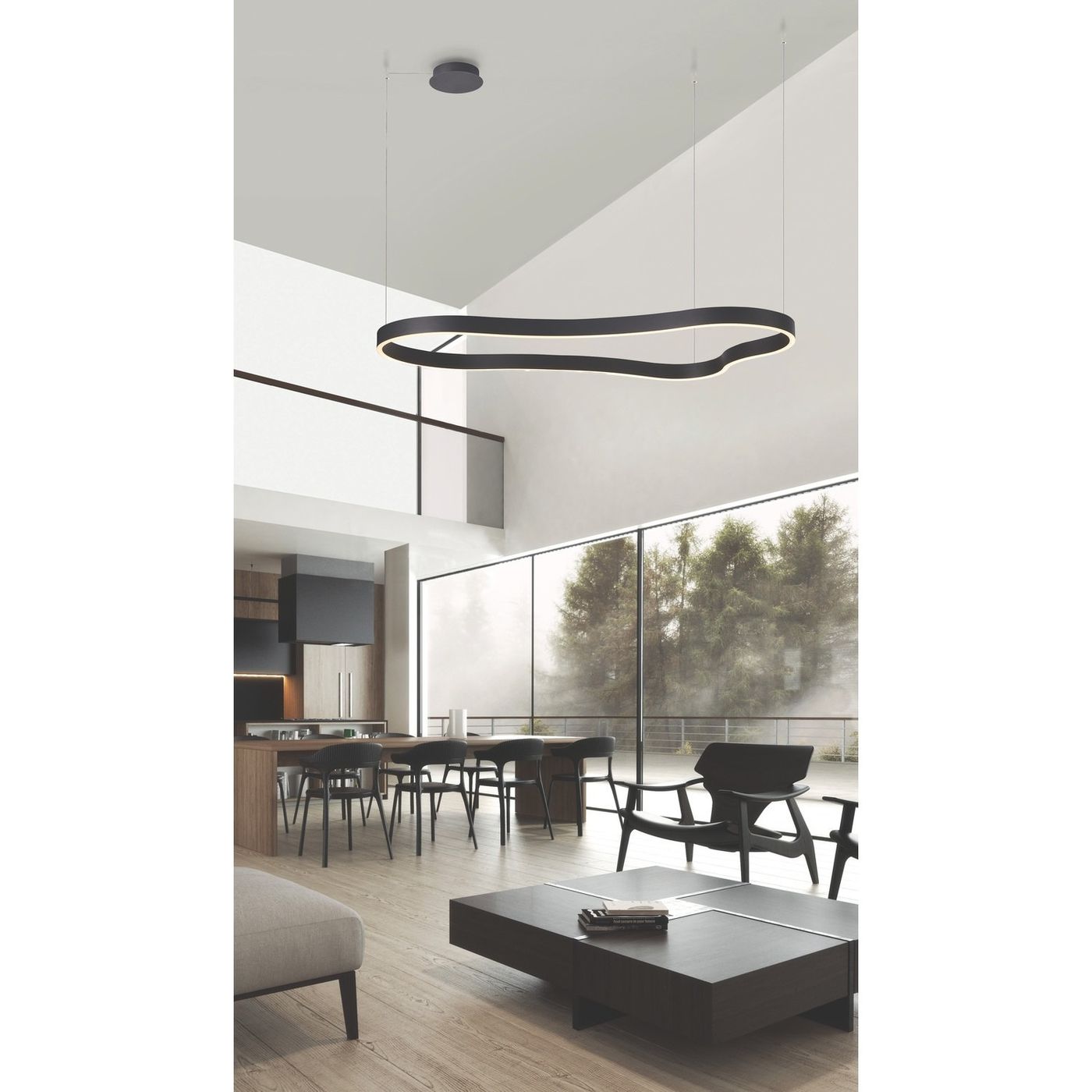 Czarna lampa wisząca Mirabella 120 LED w kształcie falistym, zawieszona na cienkich linkach. Umieszczona w nowoczesnym wnętrzu z dużymi oknami, na tle drewnianych mebli. Wymiary i szczegóły konstrukcji nie są widoczne.