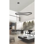 Czarna lampa wisząca Mirabella 120 LED w kształcie falistym, zawieszona na cienkich linkach. Umieszczona w nowoczesnym wnętrzu z dużymi oknami, na tle drewnianych mebli. Wymiary i szczegóły konstrukcji nie są widoczne.
