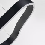 Lampa wisząca Mirabella 120 LED w kolorze czarnym, o nowoczesnym, falistym kształcie z białym podświetleniem. Ujęcie z góry, ukazujące detale wykończenia i fakturę materiału. Zawieszona na cienkich linkach.