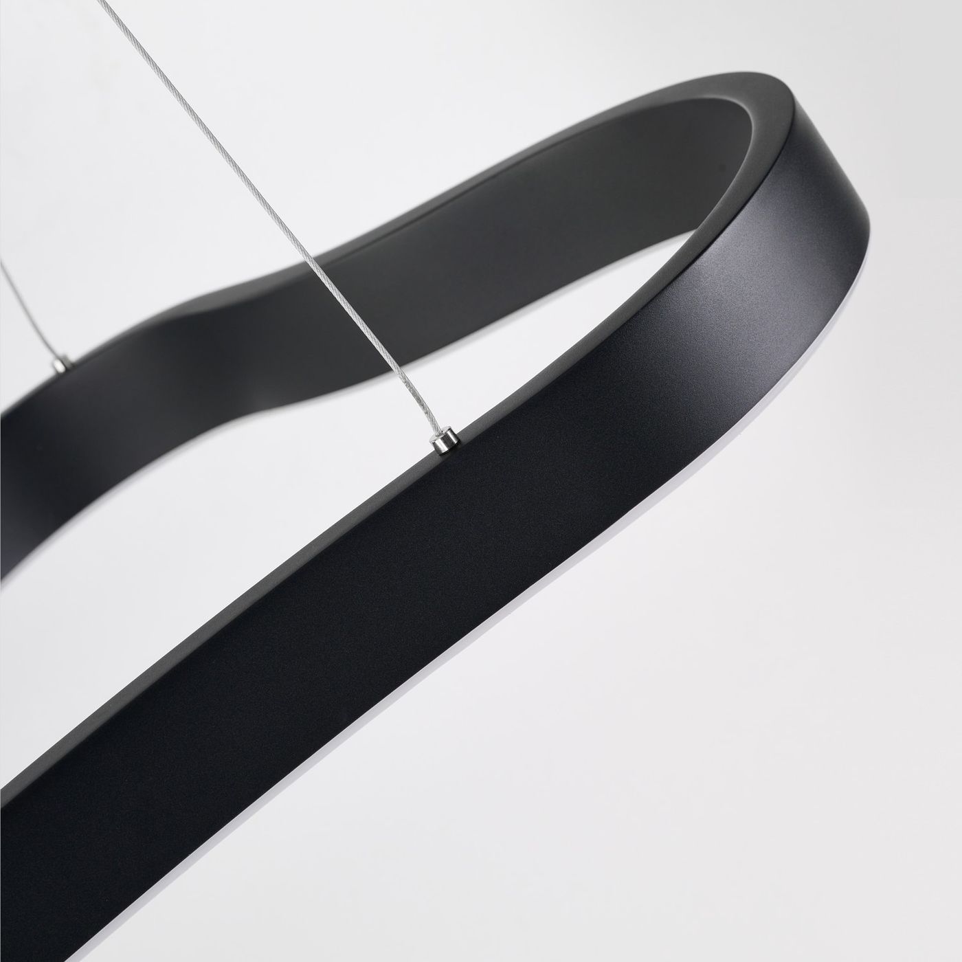 Lampa wisząca Mirabella 120 LED w kolorze czarnym, z eleganckim, zaokrąglonym kształtem. Widoczne zawieszenie z cienkich linek. Powierzchnia matowa, minimalistyczny design, idealna do nowoczesnych wnętrz.