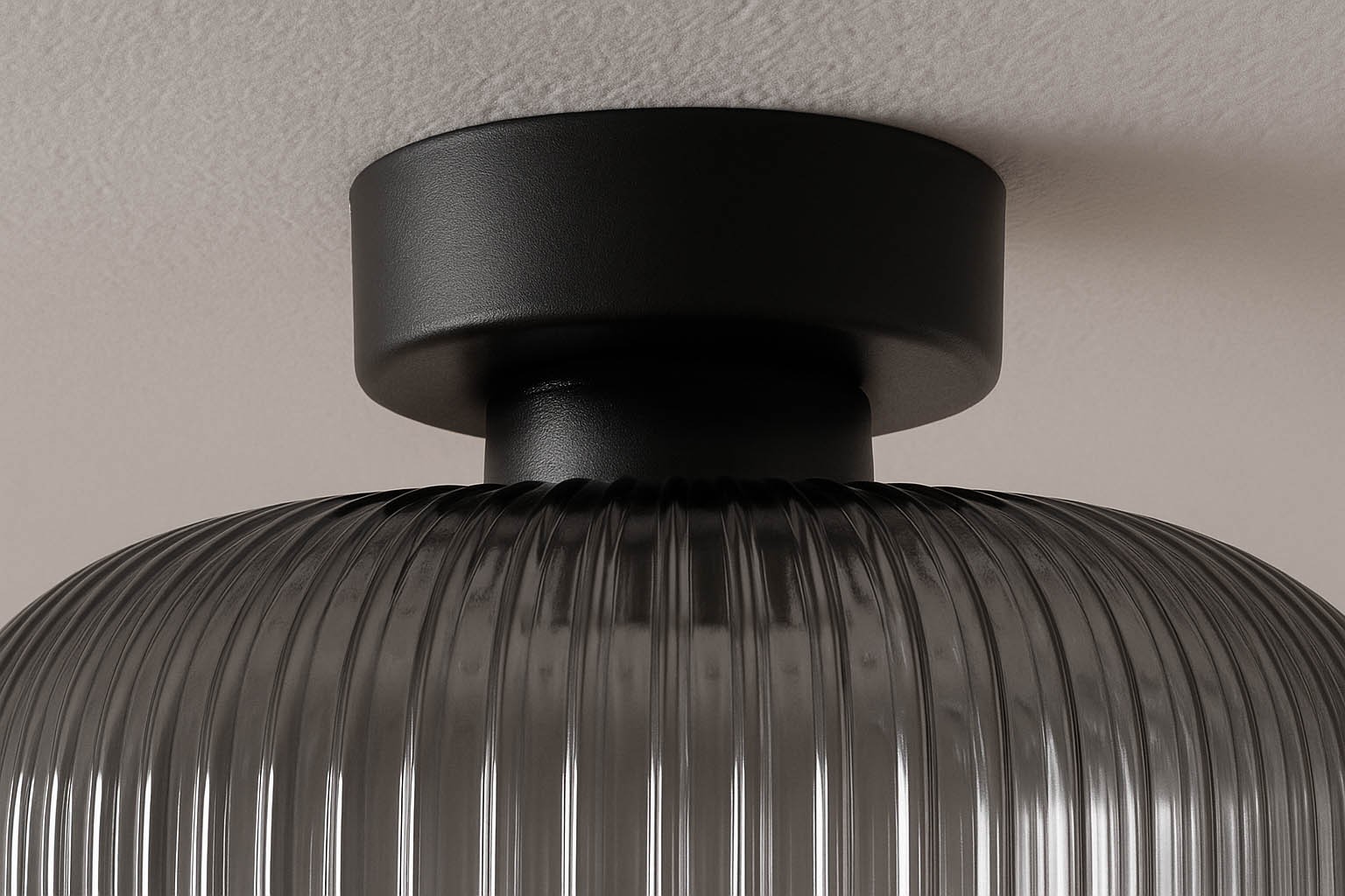 Lampa sufitowa Campo D30 z czarnym, matowym mocowaniem i grafitowym kloszem z żebrowanego szkła. Ujęcie z dołu, pokazujące detal mocowania i fakturę klosza. Wymiary i stylistyka odpowiednie do nowoczesnych wnętrz.