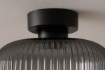 Lampa sufitowa Campo D30 z czarnym, matowym mocowaniem i grafitowym kloszem z żebrowanego szkła. Ujęcie z dołu, pokazujące detal mocowania i fakturę klosza. Wymiary i stylistyka odpowiednie do nowoczesnych wnętrz.