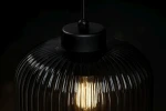Czarna lampa wisząca Campo D20 z kloszem w grafitowym odcieniu, z widocznym źródłem światła E27. Klosz o prążkowanej fakturze, umieszczony na czarnym mocowaniu, oświetlony w dolnej części. Ujęcie z góry, na ciemnym tle.