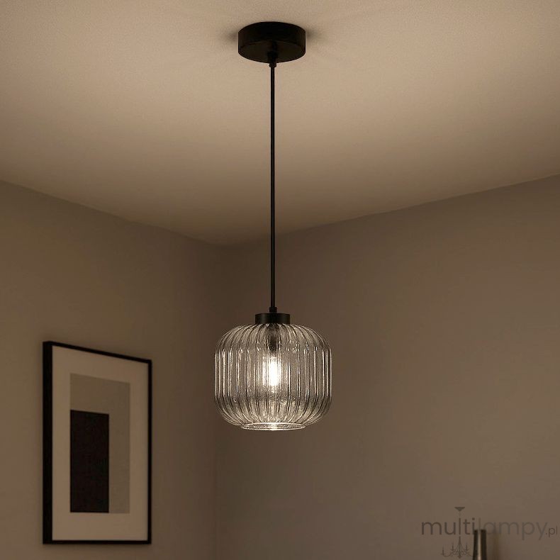 Lampa wisząca Campo D20 z czarnym metalowym mocowaniem i szklanym kloszem w grafitowym odcieniu, o okrągłym kształcie z teksturą prążków. Zawieszona na cienkim przewodzie, umieszczona w minimalistycznym wnętrzu.