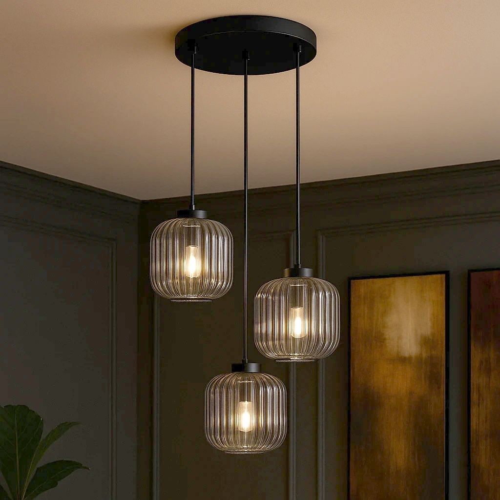 Lampa wisząca Campo z trzema kloszami w czarnym i grafitowym kolorze, utrzymana w stylu nowoczesnym. Klosze mają delikatne żłobienia, zawieszone na cienkich linkach. Montaż sufitowy, idealna do aranżacji wnętrz.