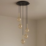 Lampa wisząca Galaxy 5xG9 w kolorze czarnym z bursztynowymi kloszami. Pięć szklanych kul zawieszonych na cienkich czarnych linkach, z metalowymi złotymi detalami. Ujęcie z dołu, pokazujące elegancki design.