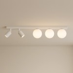 Biała lampa sufitowa Andi z metalowym stelażem, składająca się z dwóch reflektorów GU10 i trzech kulistych kloszy G9. Ujęcie z góry, zamontowana na suficie, z prostym tłem w neutralnym kolorze.