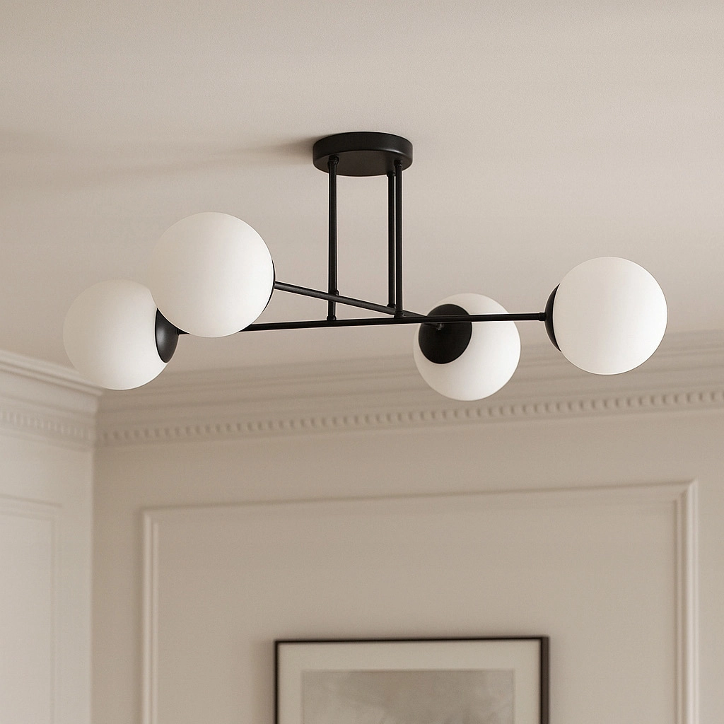 Czarna lampa sufitowa Savoy 4-punktowa K-4924 z metalową konstrukcją i czterema białymi, okrągłymi kloszami. Ujęcie z dołu, lampa zamontowana na suficie, w tle jasne ściany i delikatne detale architektoniczne.