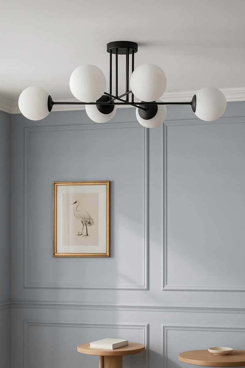 Czarna lampa sufitowa Savoy z sześcioma kulistymi kloszami z matowego szkła, zamontowana na suficie. Lampa ma prosty, nowoczesny design z metalowymi elementami, wisząca w jasnym wnętrzu z niebieskimi ścianami i obrazem w złotej ramie.