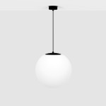 Czarna lampa wisząca Savoy D30 z jedną kulistą oprawą, wykonana z białego szkła matowego, zawieszona na cienkim czarnym kablu. Prosty, nowoczesny design, idealna do różnych wnętrz. Tło szare, minimalistyczne.