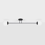 Lampa sufitowa Savoy 2-punktowa, czarna, z dwoma okrągłymi kloszami z białego szkła. Ujęcie frontalne, lampa zamontowana na suficie, z prostym, minimalistycznym designem. Długość ramienia lampy wyraźnie widoczna.