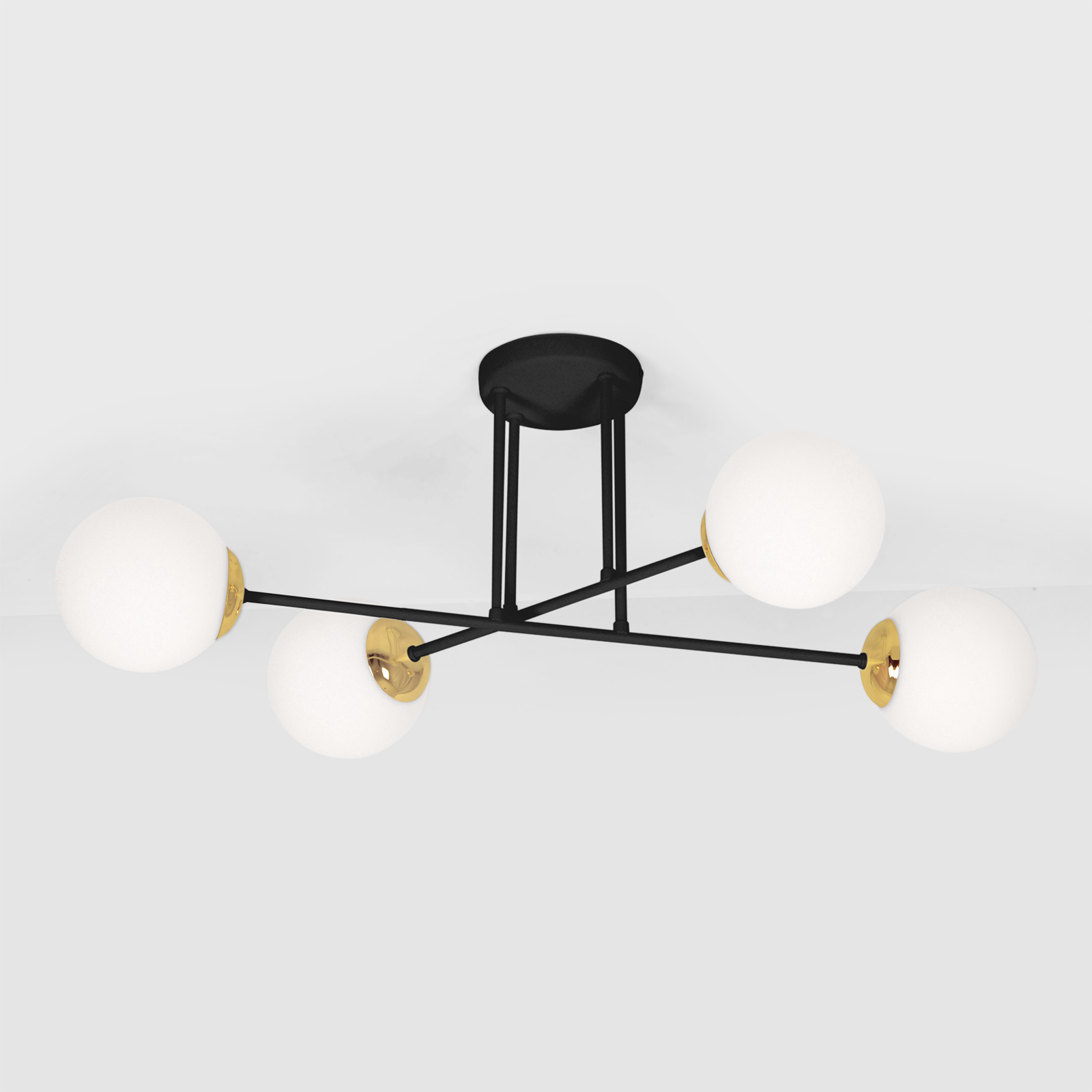 Czarna lampa sufitowa Isla z patynowymi akcentami, czteropunktowa, z białymi, okrągłymi kloszami. Produkt zamontowany na suficie, z widocznymi metalowymi detalami w kolorze złota. Idealna do nowoczesnych wnętrz.