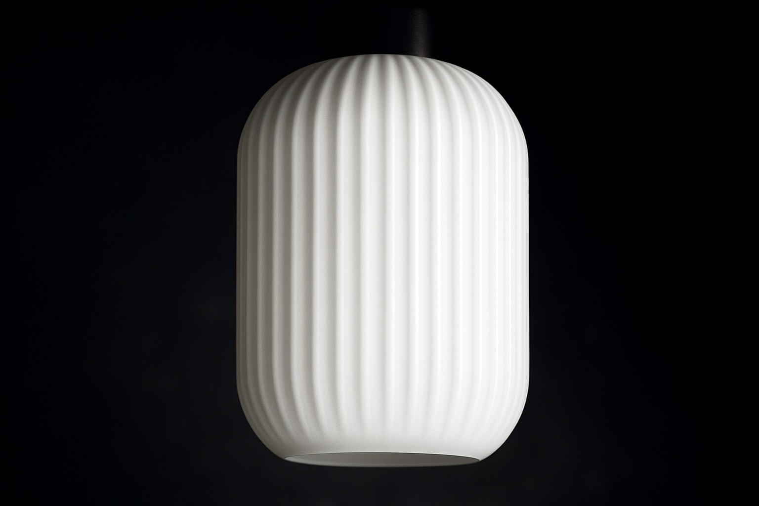 Lampa wisząca Vilar 3xE27 w kolorze białym z teksturowanym, pionowym wzorem. Ujęcie frontalne, prezentujące okrągłą, matową oprawę z górnym mocowaniem. Tło ciemne, co podkreśla kontrast lampy. Idealna do nowoczesnych wnętrz.