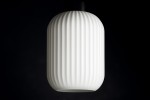 Lampa wisząca Vilar 3xE27 w kolorze białym z teksturowanym, pionowym wzorem. Ujęcie frontalne, prezentujące okrągłą, matową oprawę z górnym mocowaniem. Tło ciemne, co podkreśla kontrast lampy. Idealna do nowoczesnych wnętrz.