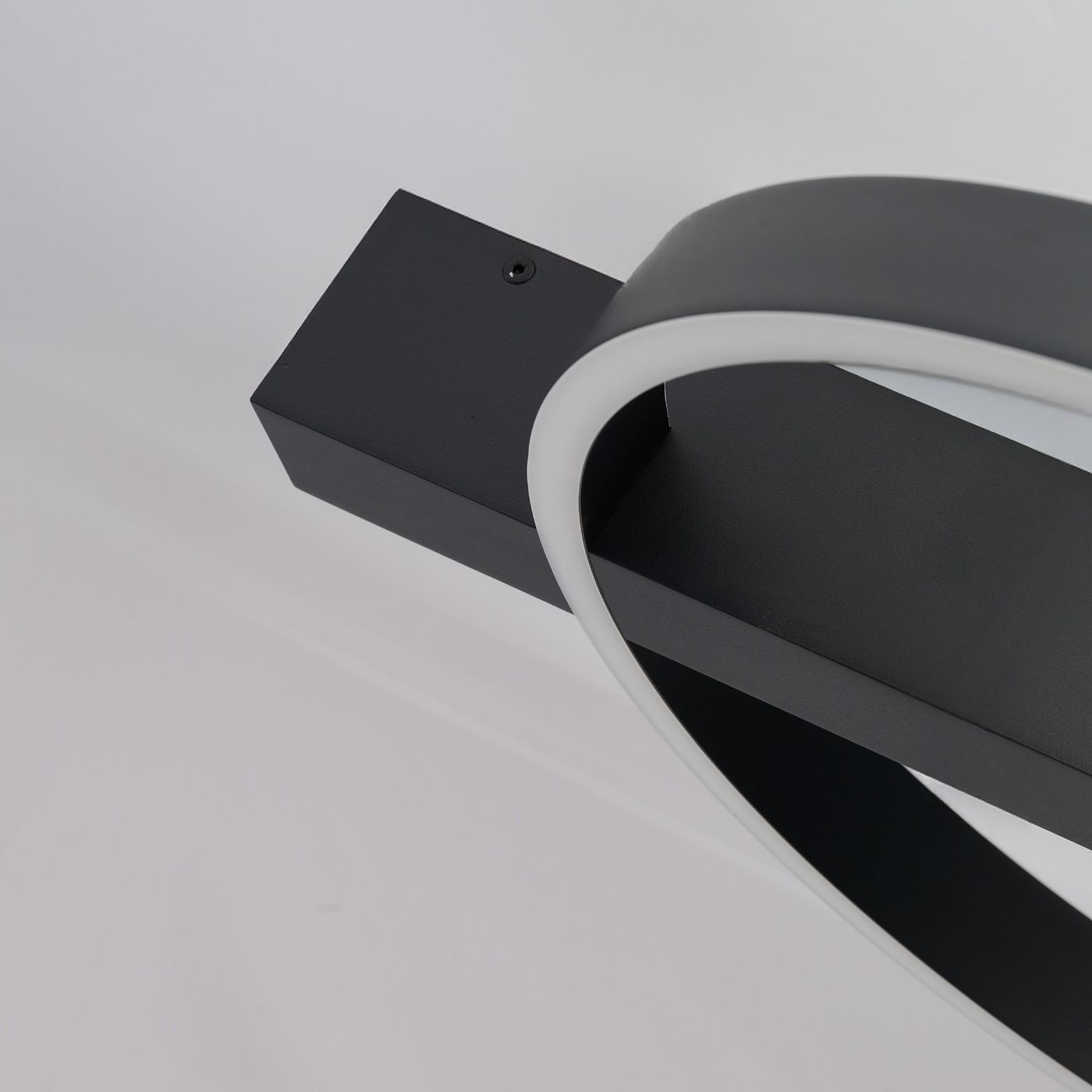 Czarna lampa sufitowa Arte z dwoma diodami LED 30W, z prostokątną podstawą i okrągłym, białym kloszem. Ujęcie z góry, ukazujące detale konstrukcji i materiału. Prosta forma, nowoczesny design.