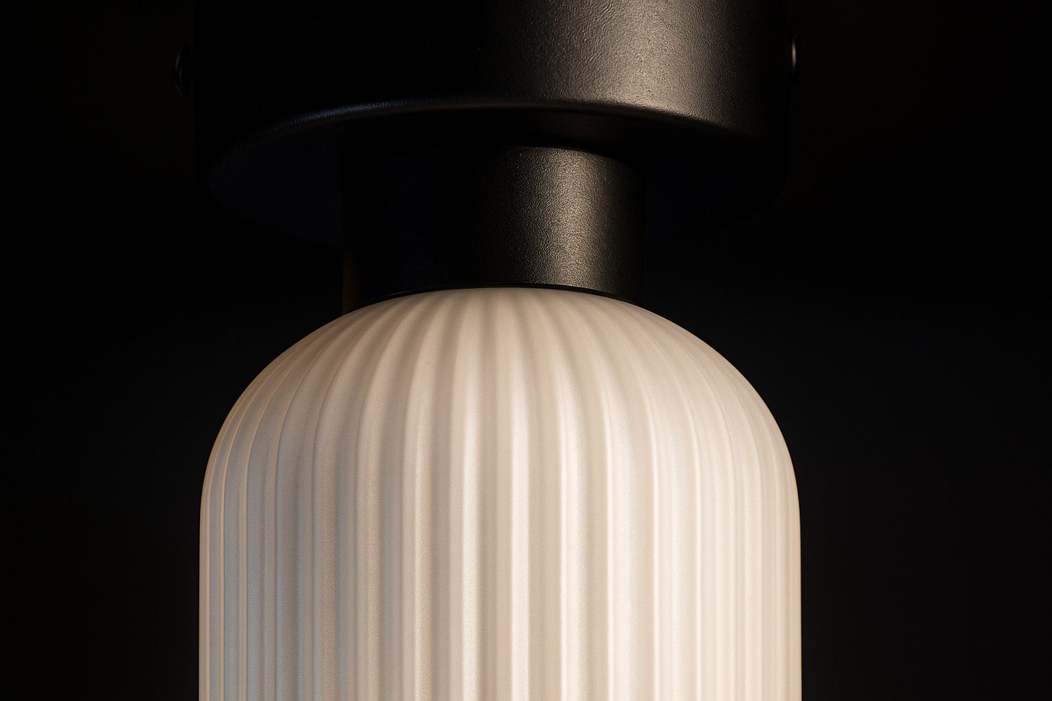 Czarna lampa sufitowa Vilar z białym kloszem, wykonanym z teksturowanego szkła, o kształcie cylindrycznym z żebrowaniem. Ujęcie z dołu, pokazujące detal klosza i mocowania. Idealna do nowoczesnych wnętrz.