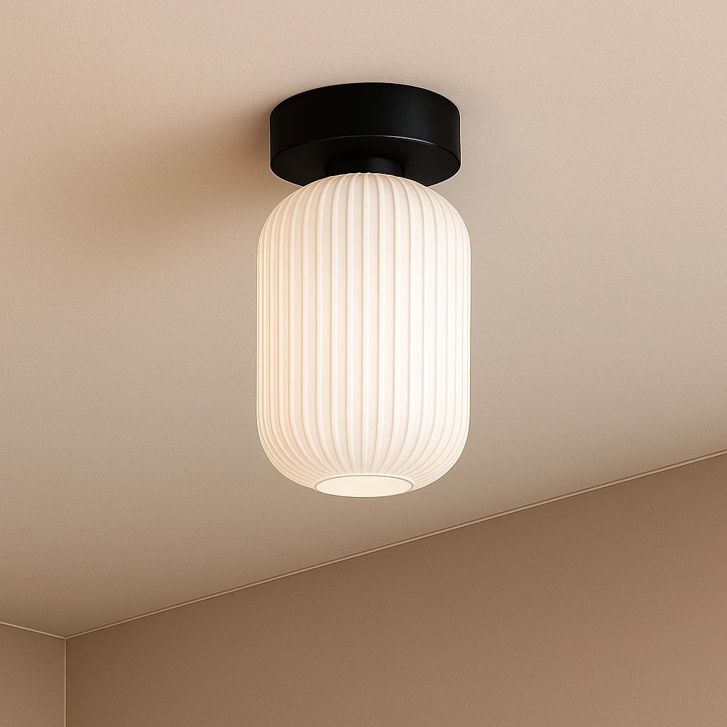 Lampa sufitowa Vilar 1xE27 w kolorze czarnym i białym, z cylindrycznym kloszem w białym, teksturowanym szkle, zawieszona na czarnej podsufitce. Klosz ma żebrowaną fakturę, co dodaje nowoczesnego charakteru.