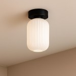 Lampa sufitowa Vilar 1xE27 w kolorze czarnym i białym, z cylindrycznym kloszem w białym, teksturowanym szkle, zawieszona na czarnej podsufitce. Klosz ma żebrowaną fakturę, co dodaje nowoczesnego charakteru.