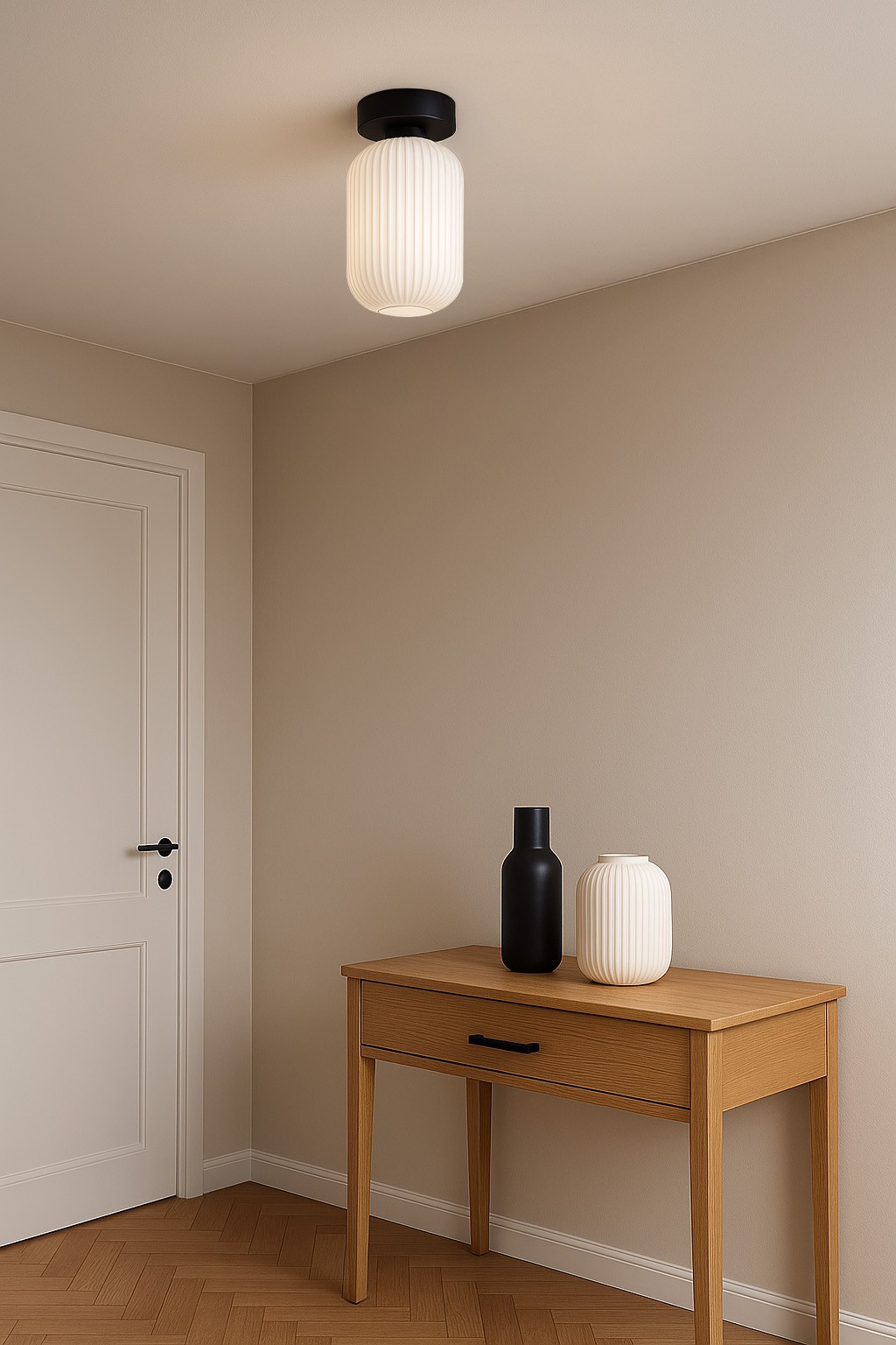 Czarna lampa sufitowa Vilar z kloszem w białym kolorze, o cylindrycznym kształcie z pionowymi żłobieniami, zamontowana na suficie. Widoczna obok drewniana konsola z czarnym i białym wazonem. Tło w neutralnym odcieniu.