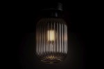 Lampa sufitowa Silva 1xE27 w kolorze czarnym i grafitowym, z żłobionym kloszem, wisząca, z widoczną żarówką w środku. Ujęcie z dołu, na jednolitym tle, podkreślające kształt i fakturę klosza.