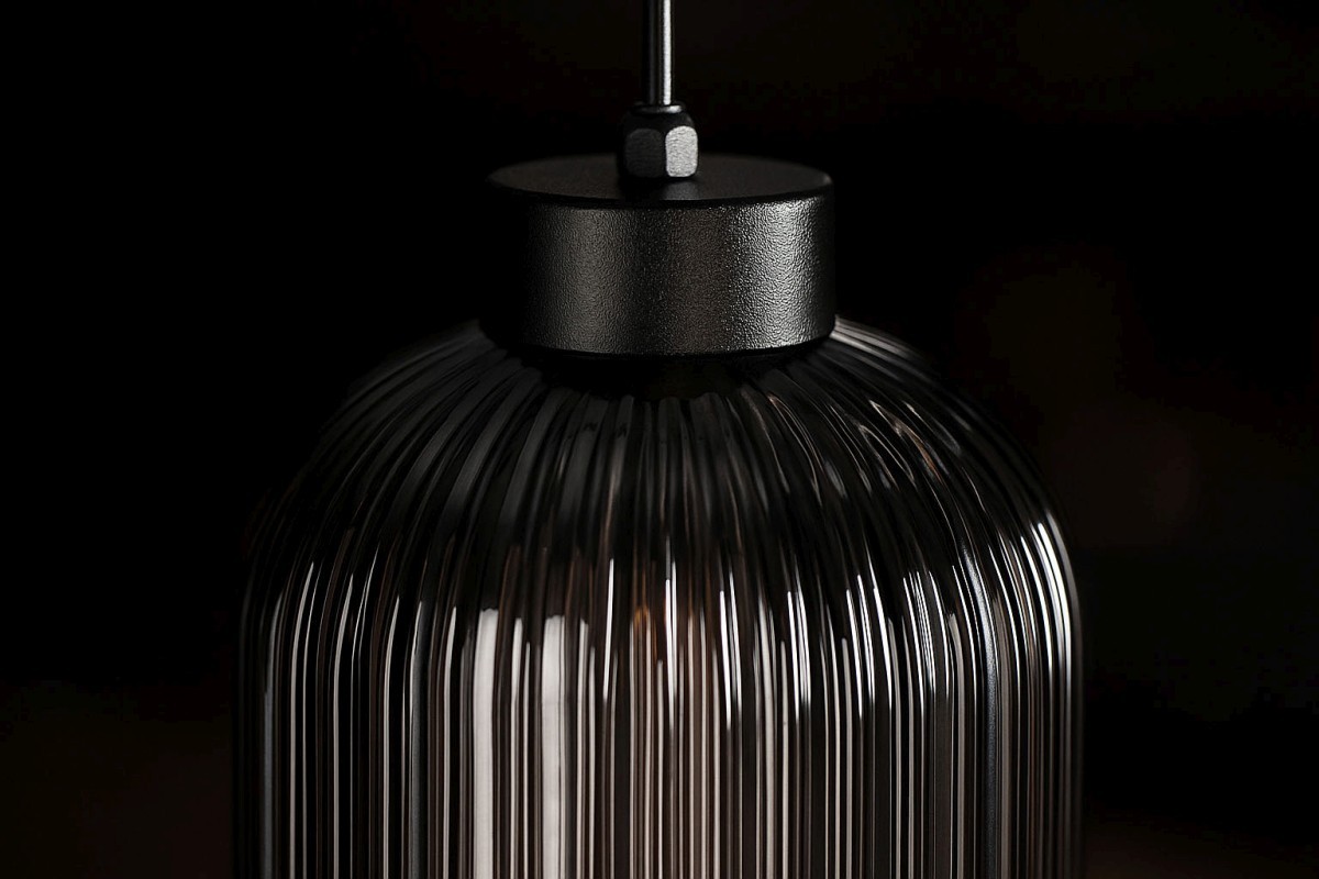 Lampa wisząca Silva 3xE27 w kolorze czarnym i grafitowym, z charakterystycznym, teksturowanym kloszem w pionowe prążki. Ujęcie z góry, ukazujące mocowanie i detale klosza. Idealna do nowoczesnych wnętrz.