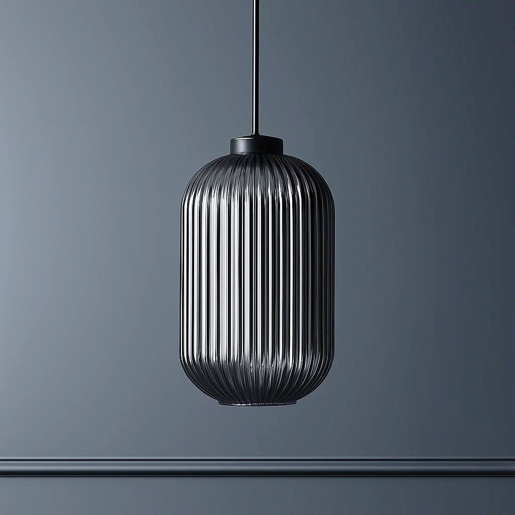 Lampa wisząca Silva D20 w kolorze czarnym i grafitowym, z żłobioną, cylindryczną obudową. Zawieszona na cienkim kablu, umieszczona na jednolitym, ciemnym tle. Przeznaczona do jednego źródła światła E27.