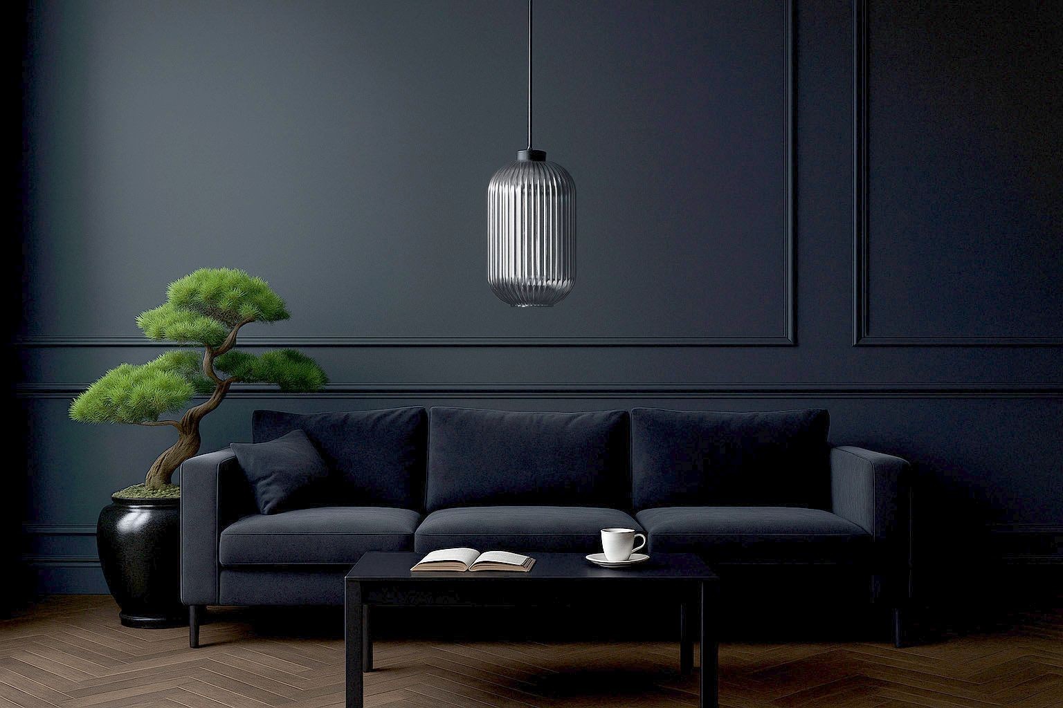 Lampa wisząca Silva D20 w kolorze czarnym i grafitowym, z przezroczystym kloszem o żłobionej fakturze. Zawieszona na cienkim przewodzie, w otoczeniu ciemnego sofy i bonsai, na tle szarej ściany. Wymiary klosza nie są widoczne.