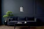Lampa wisząca Silva D20 w kolorze czarnym i grafitowym, z przezroczystym kloszem o żłobionej fakturze. Zawieszona na cienkim przewodzie, w otoczeniu ciemnego sofy i bonsai, na tle szarej ściany. Wymiary klosza nie są widoczne.