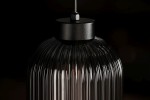 Lampa wisząca Silva D14 z kloszem w kolorze czarnym i grafitowym, wykonana z przezroczystego szkła z pionowymi żłobieniami. Ujęcie z góry, pokazujące detal mocowania i kształt klosza. Wisi na cienkim kablu w ciemnym tle.